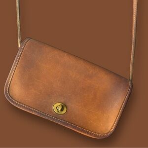 Vintage Coach Dinky Tan Leather Ware Purse Cross-Body Shoulder Strap